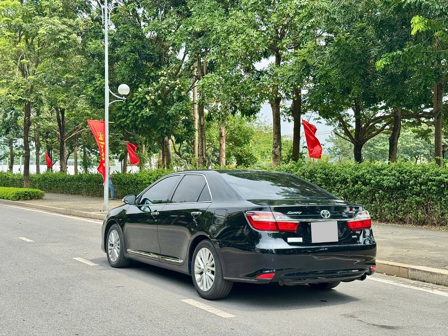 Toyota Camry 2.0E 2017  màu đen