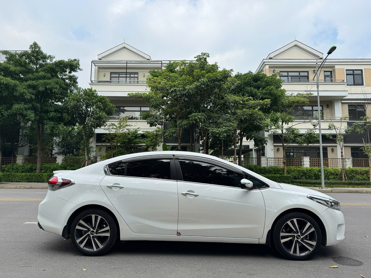 Kia Cerato 1.6 AT 2018 màu trắng