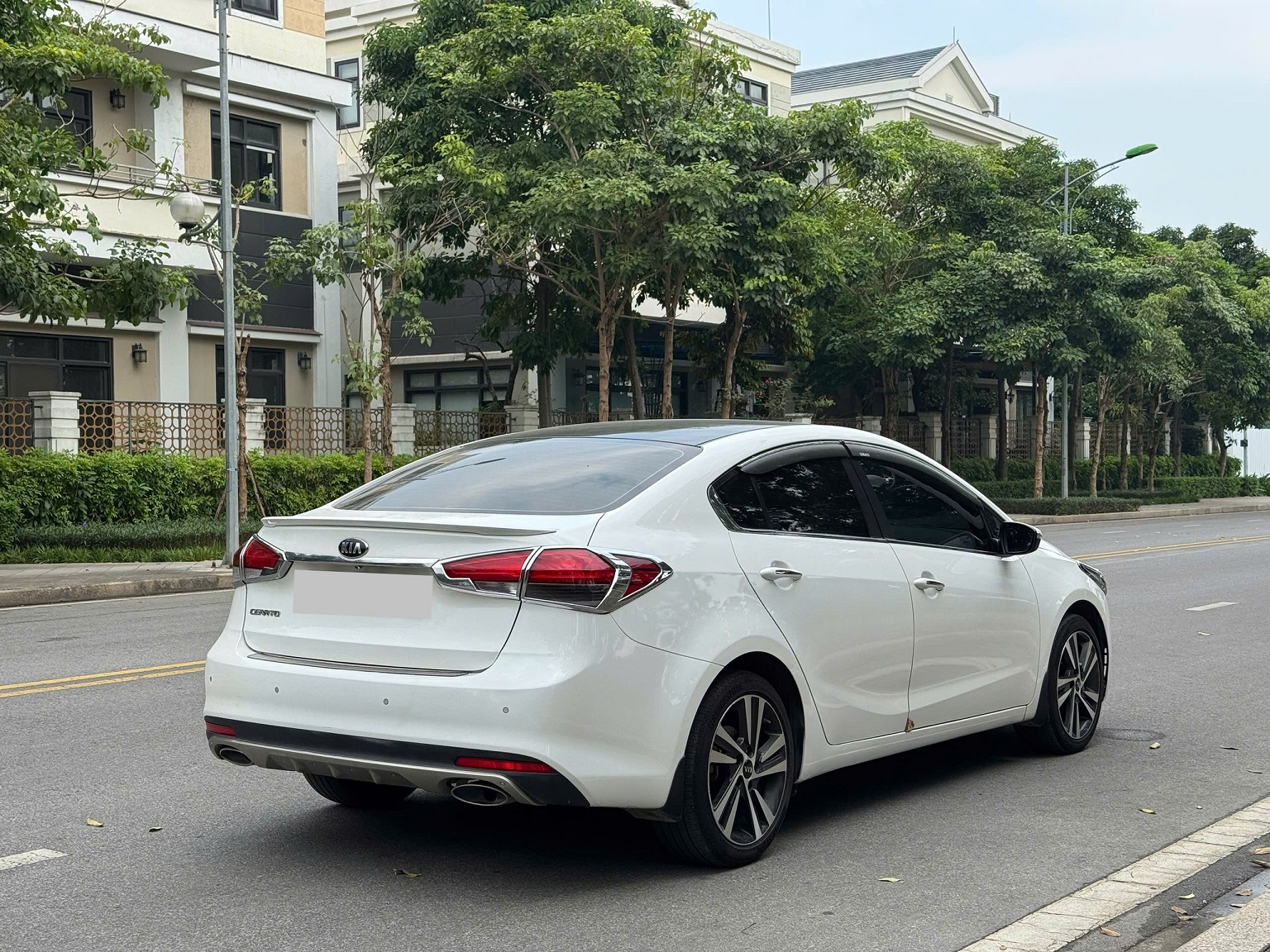Kia Cerato 1.6 AT 2018 màu trắng