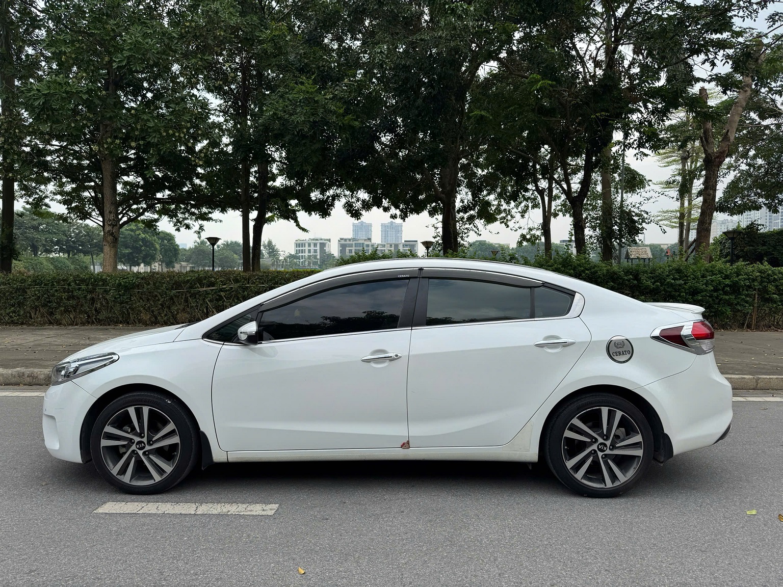 Kia Cerato 1.6 AT 2018 màu trắng