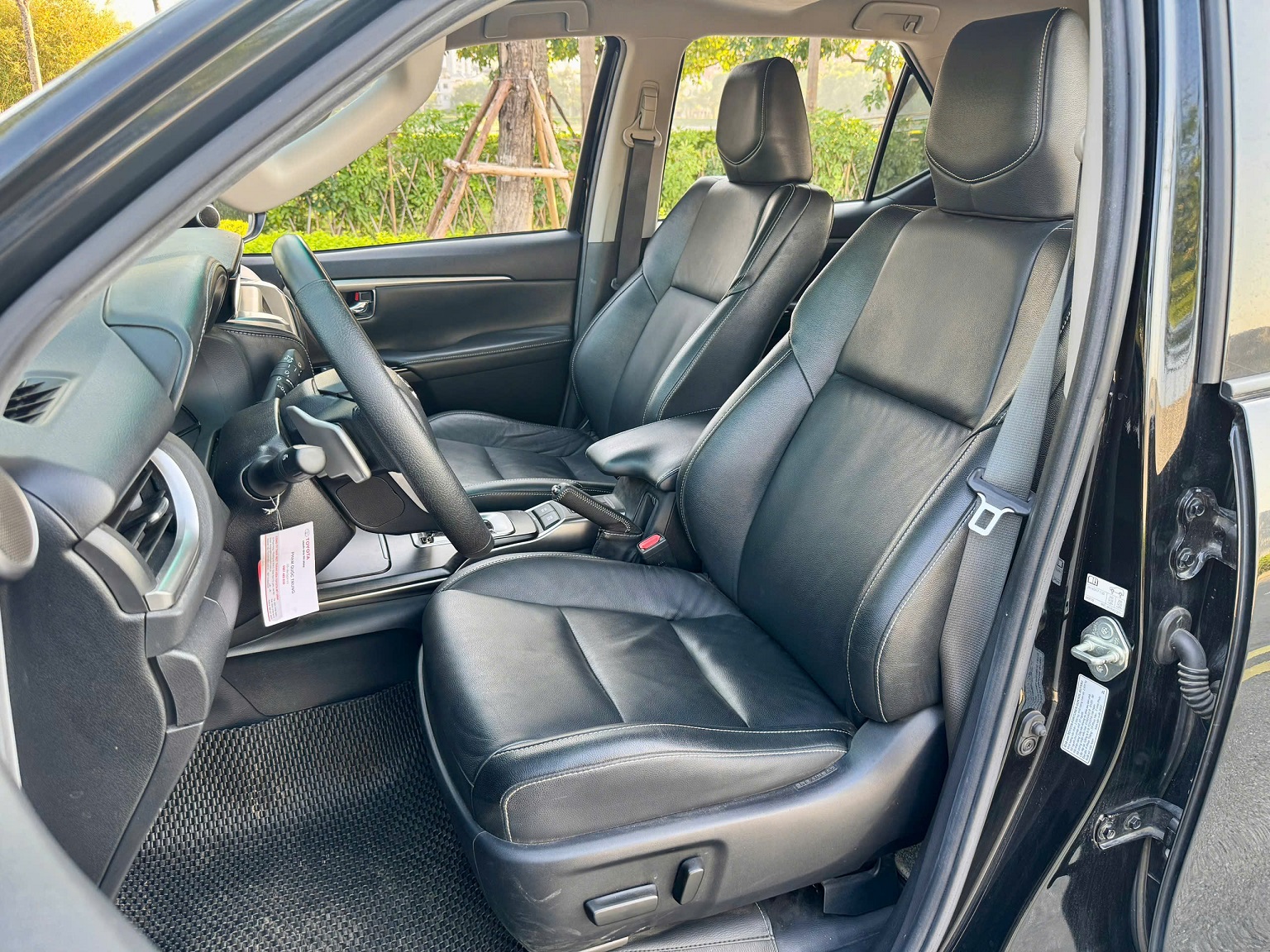 Toyota Fortuner 2.4AT 4x2 2022 màu đen