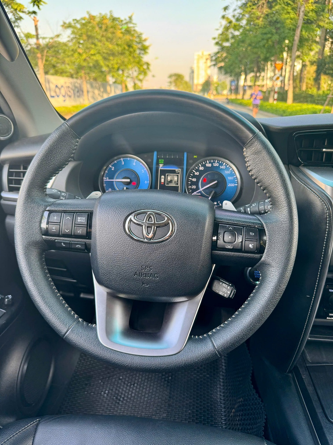 Toyota Fortuner 2.4AT 4x2 2022 màu đen