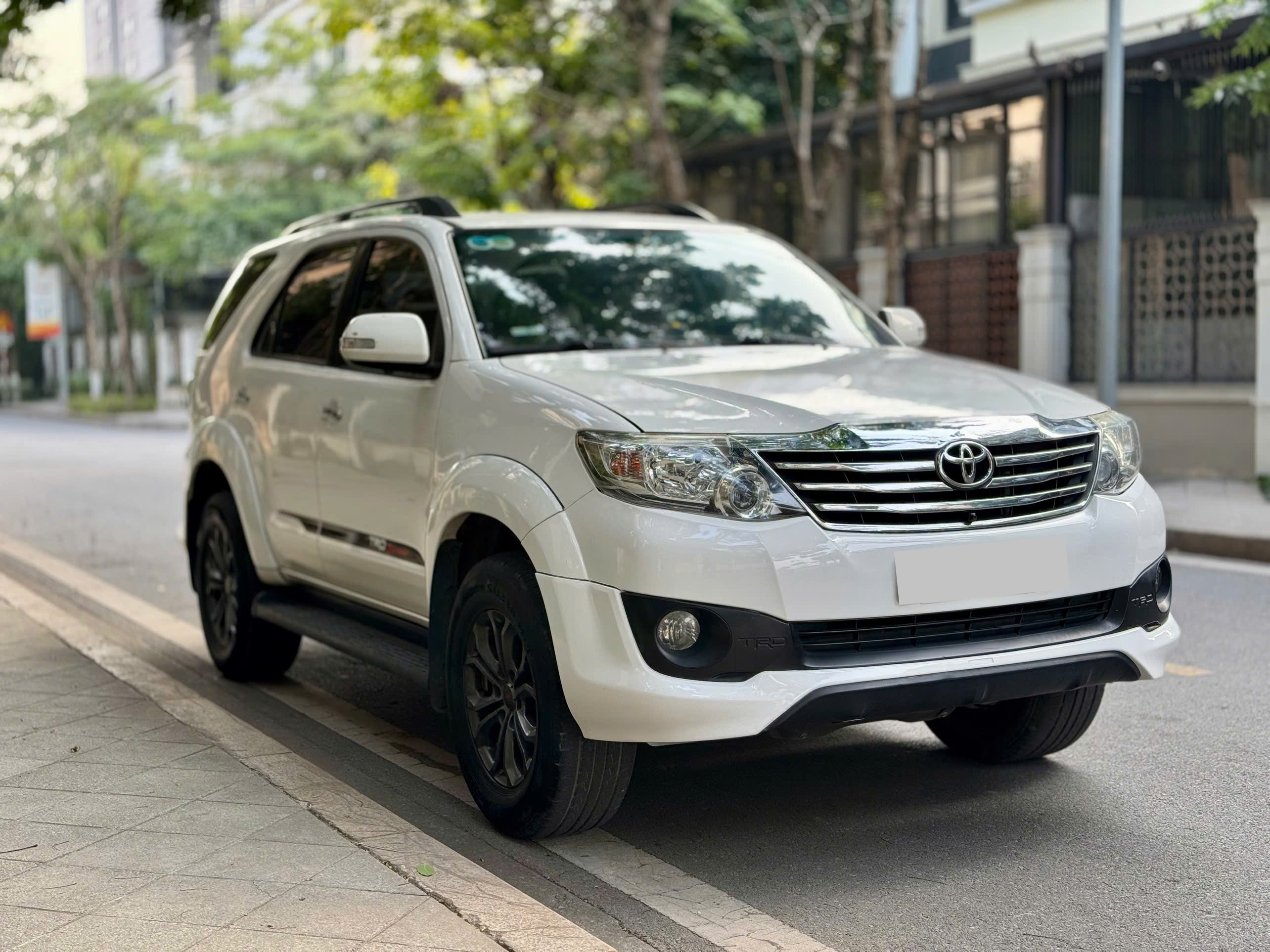 Toyota Fortuner Sportivo 4x2AT 2014 màu trắng
