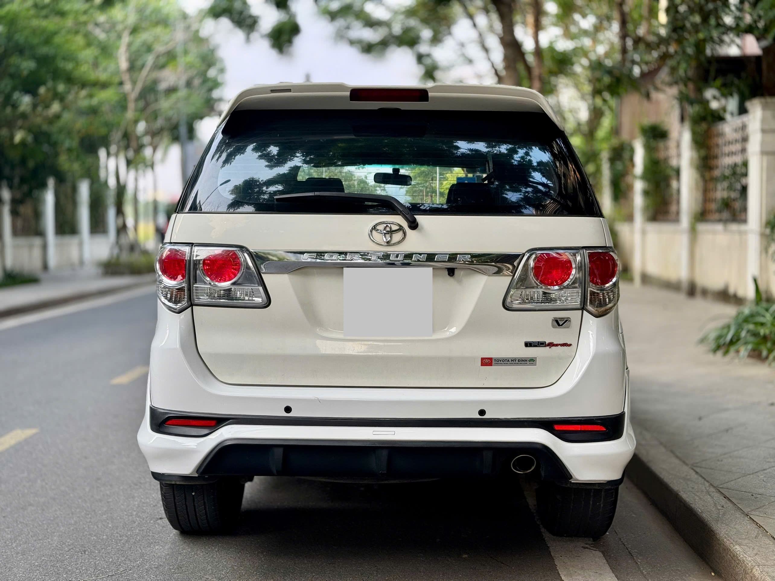 Toyota Fortuner Sportivo 4x2AT 2014 màu trắng