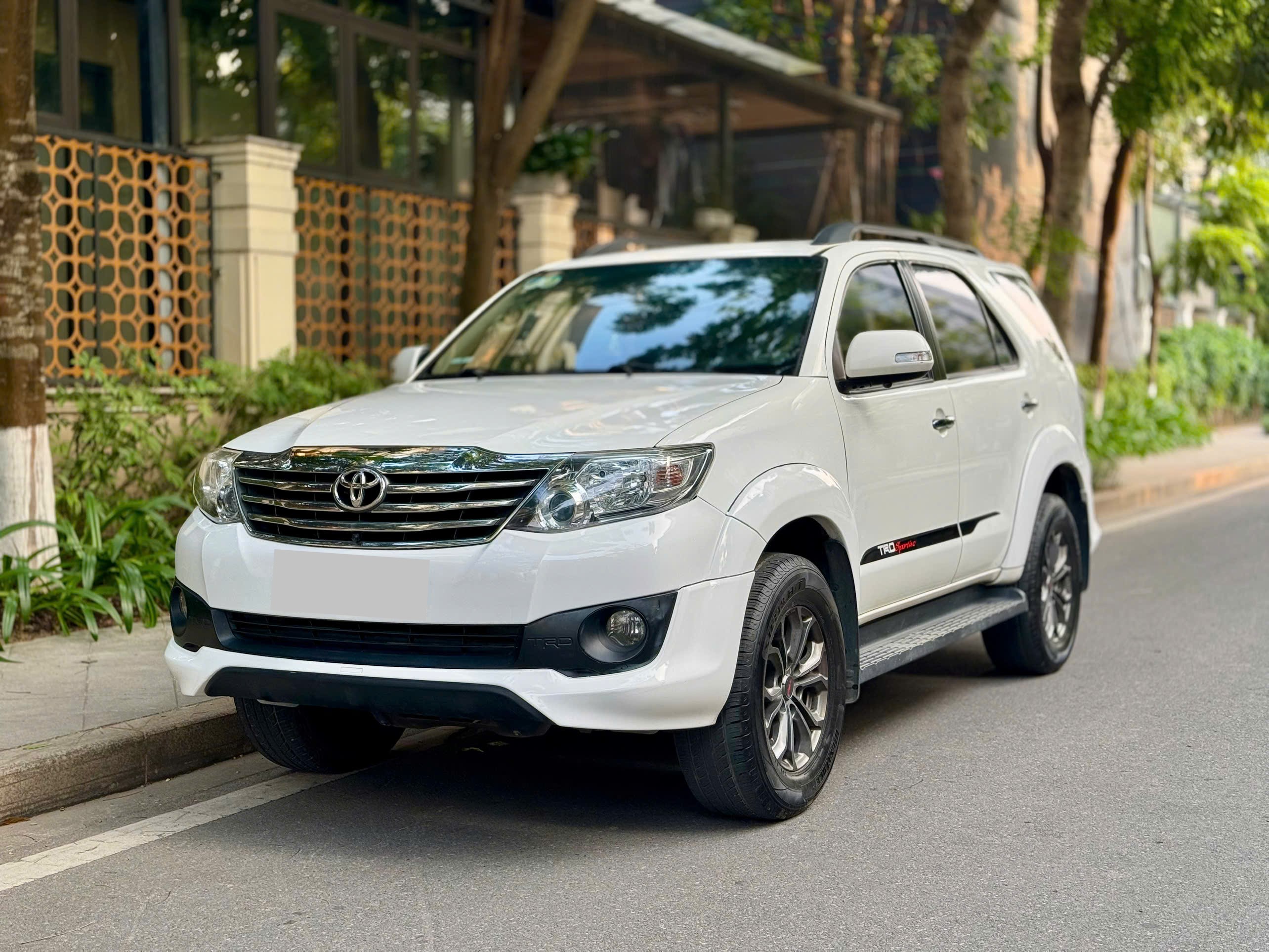 Toyota Fortuner Sportivo 4x2AT 2014 màu trắng