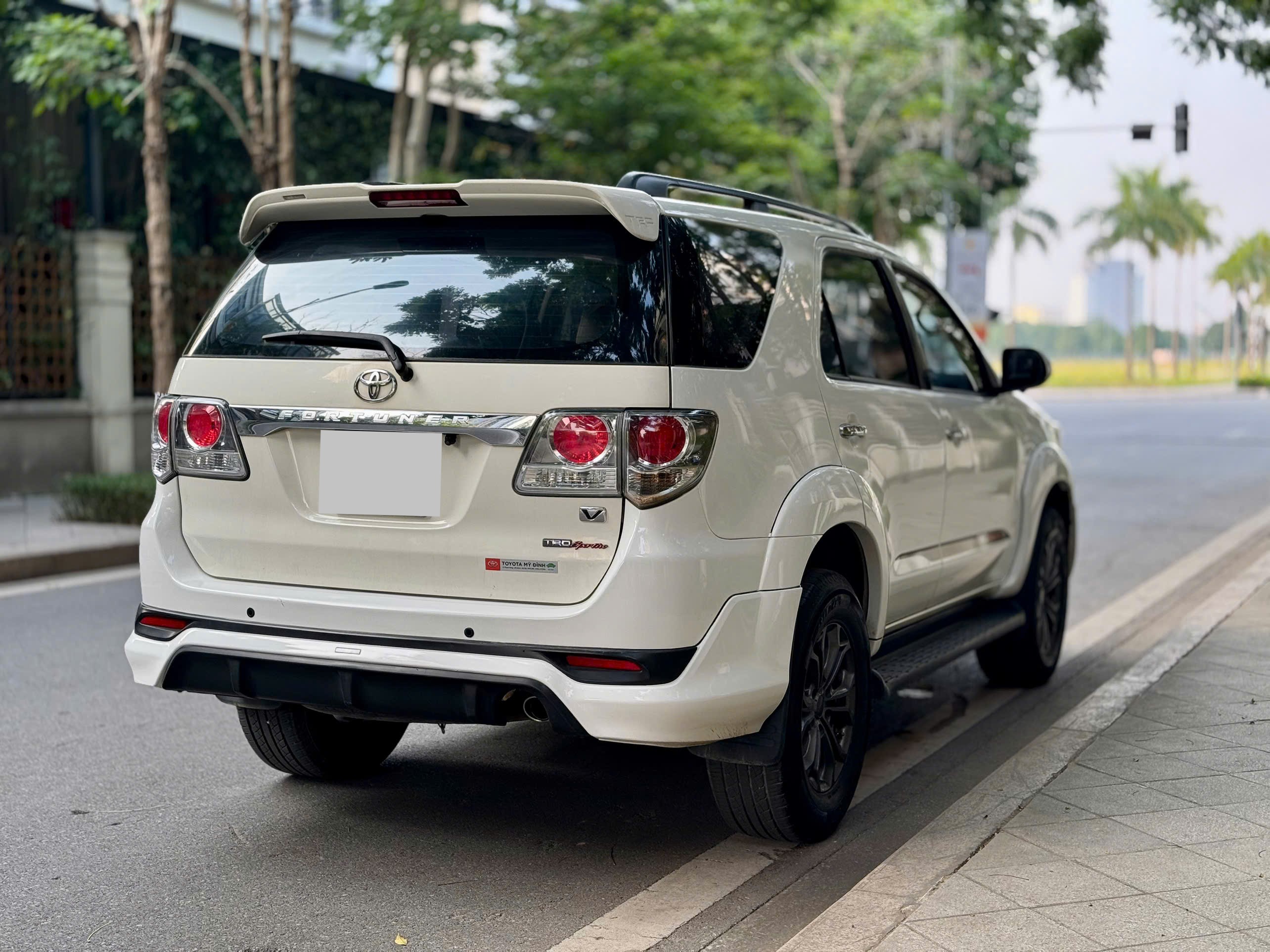 Toyota Fortuner Sportivo 4x2AT 2014 màu trắng