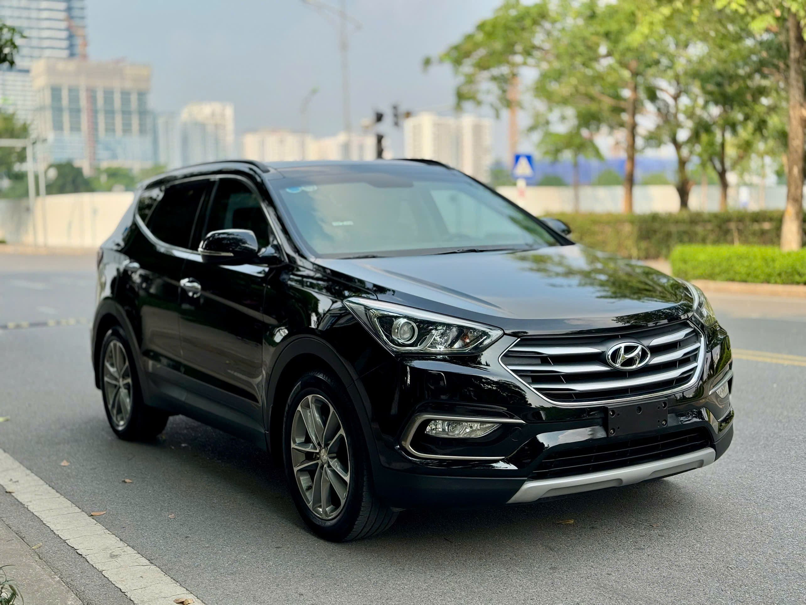 Hyundai Santafe 2.4L máy xăng cao cấp 2018 màu đen
