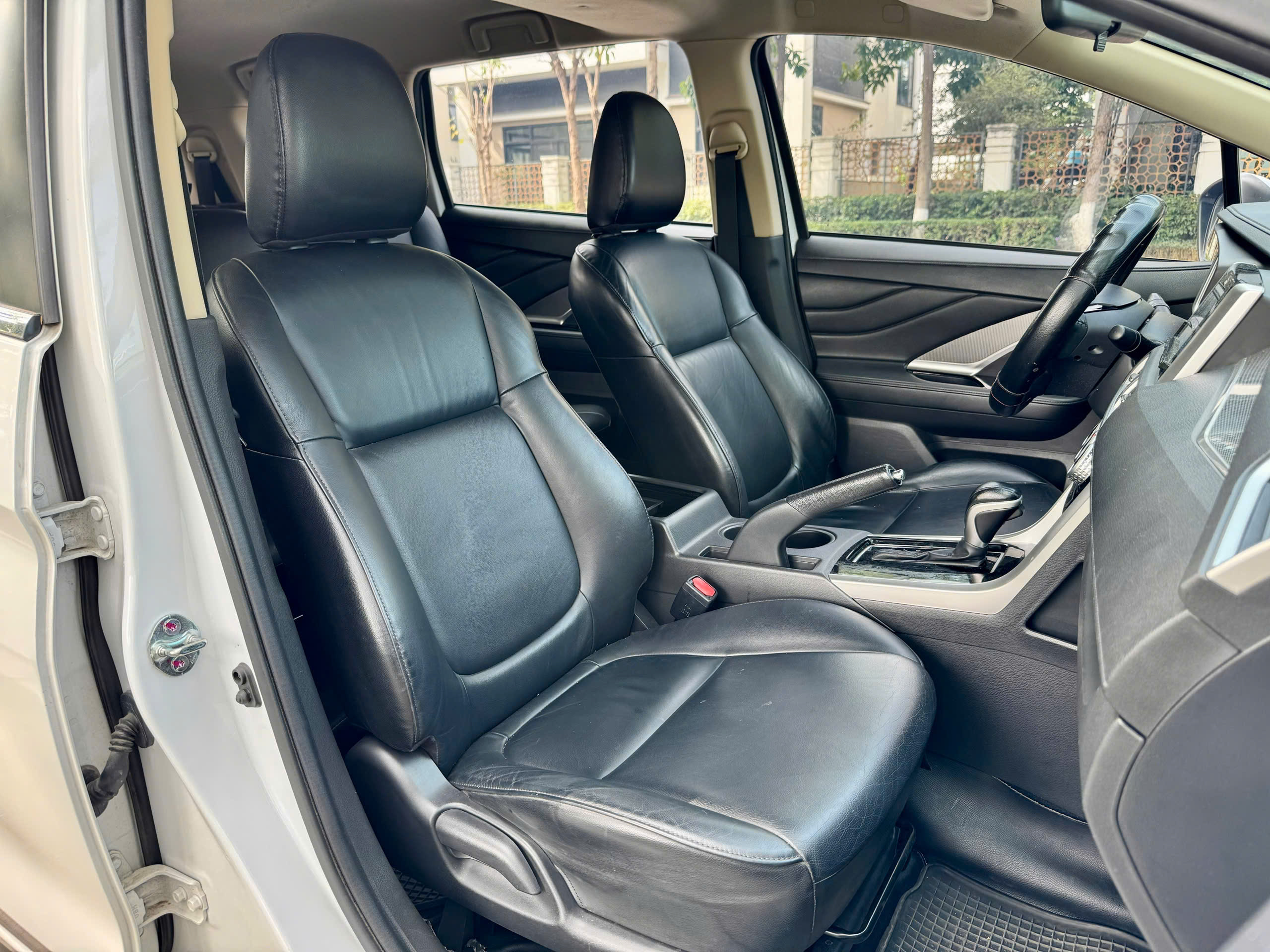 Mitsubishi Xpander 1.5 AT 2020 màu trắng