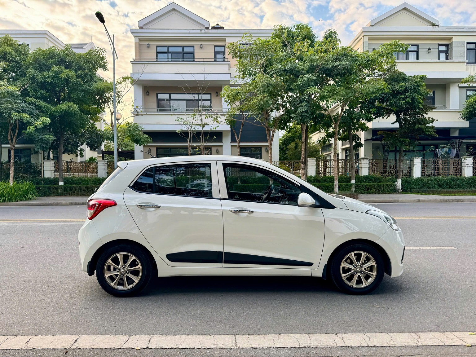 Hyundai I10 1.0AT 2015 màu trắng nhập Ấn