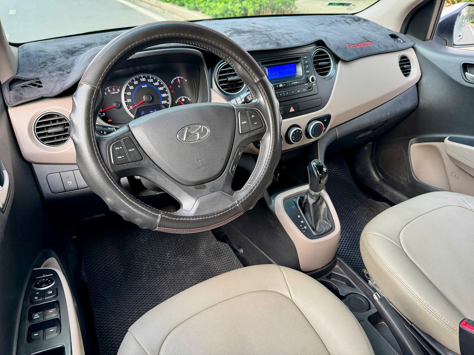 Hyundai I10 1.0AT 2015 màu trắng nhập Ấn