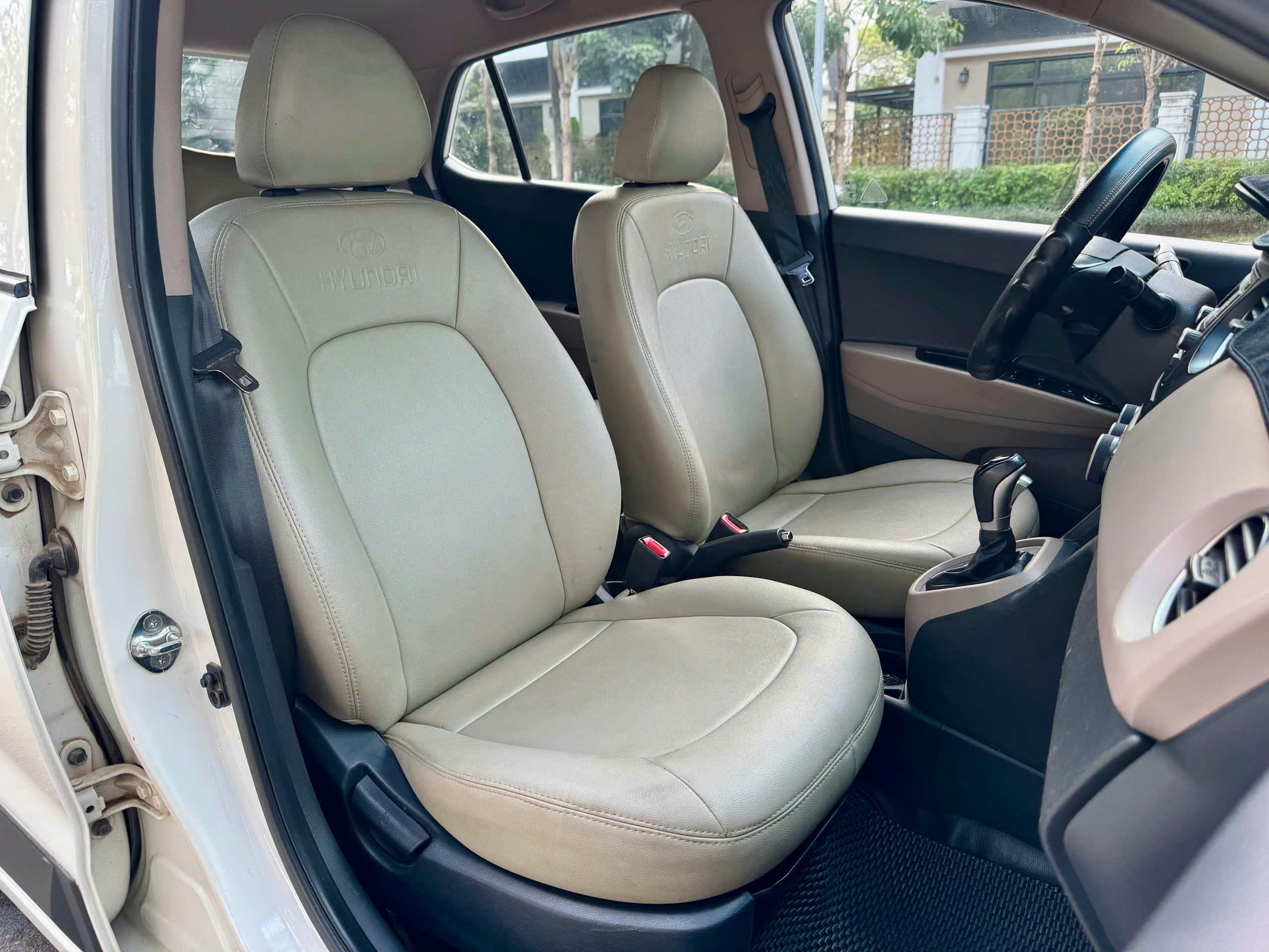 Hyundai I10 1.0AT 2015 màu trắng nhập Ấn