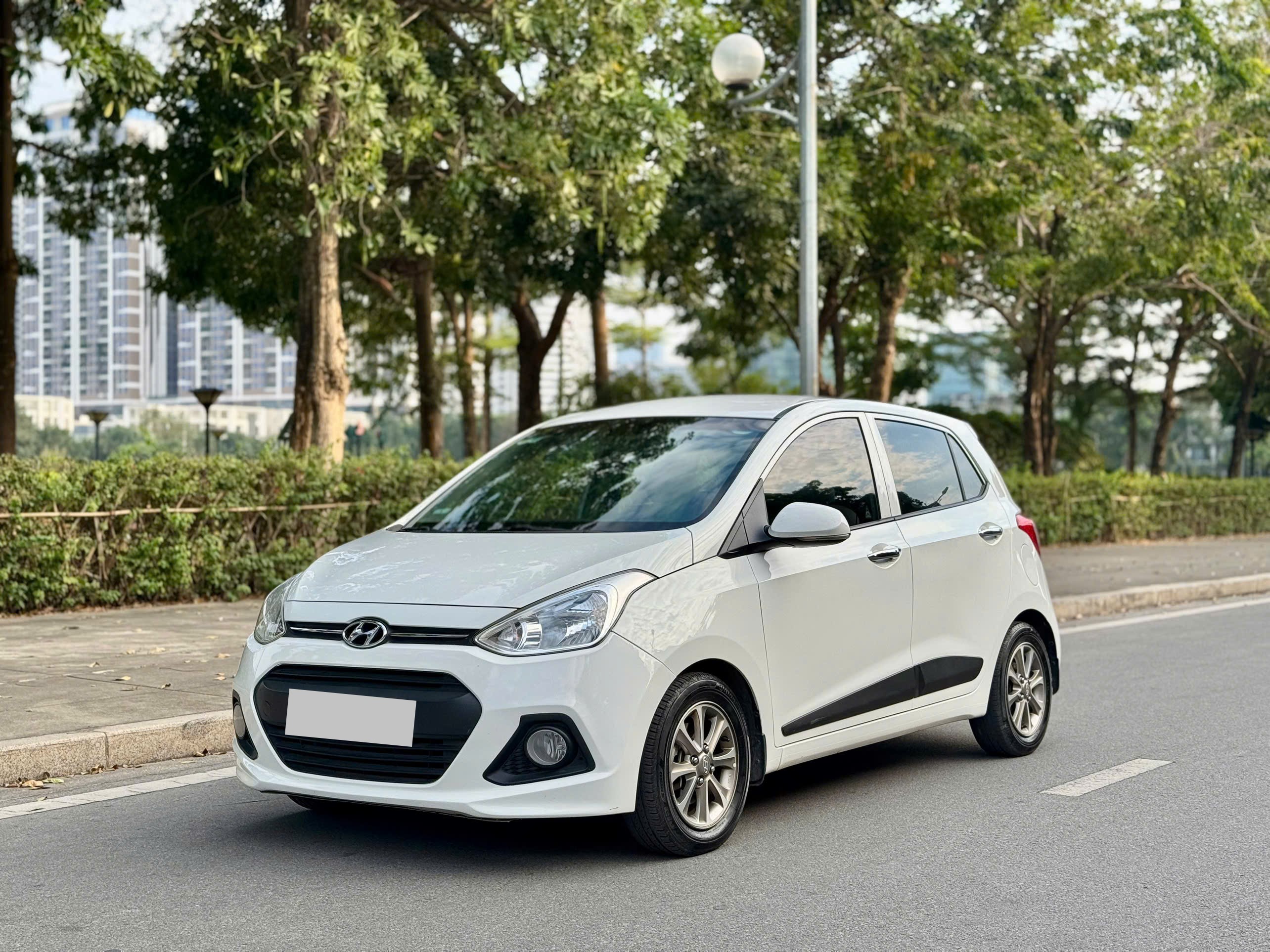 Hyundai I10 1.0AT 2015 màu trắng nhập Ấn