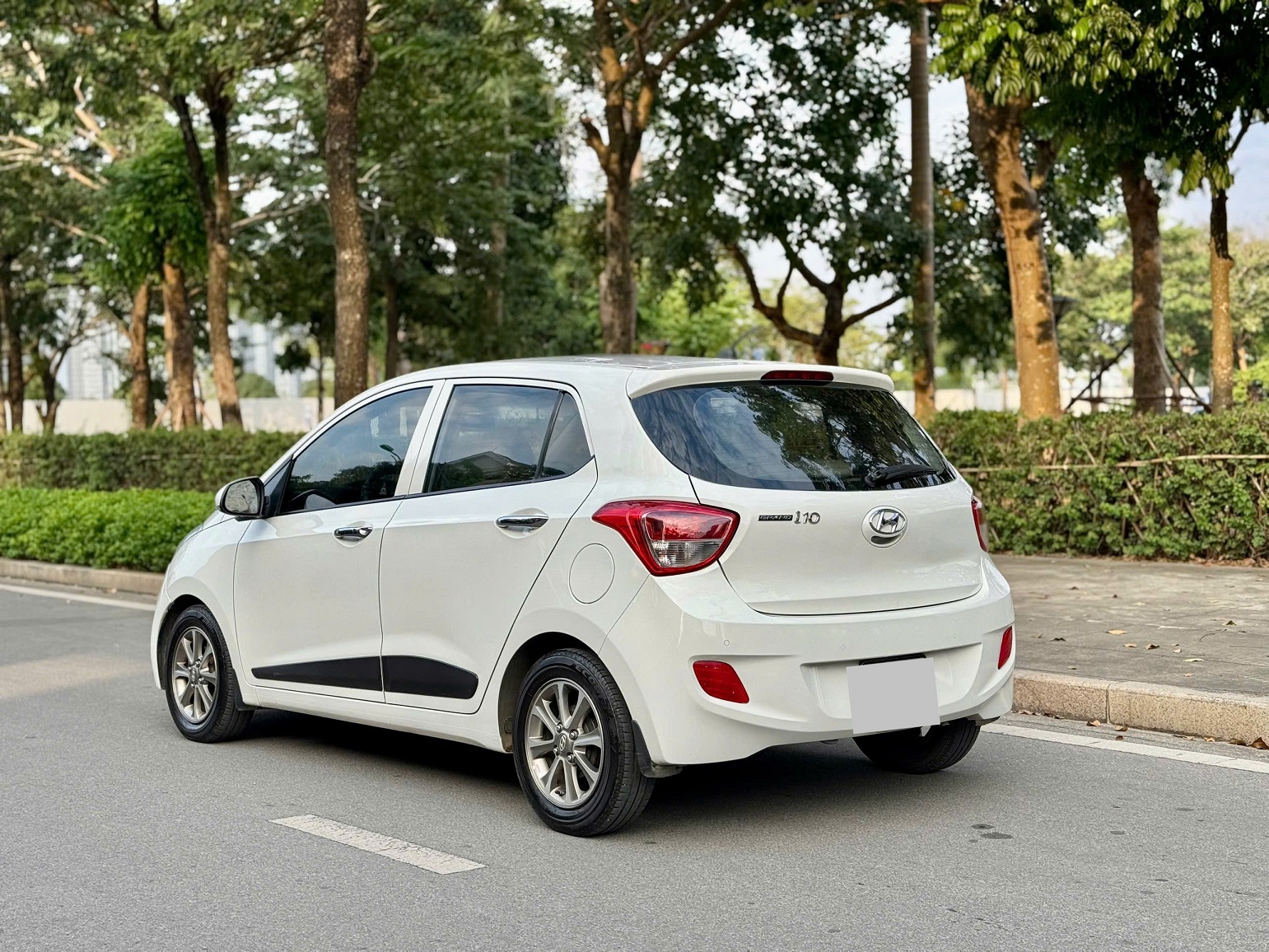 Hyundai I10 1.0AT 2015 màu trắng nhập Ấn