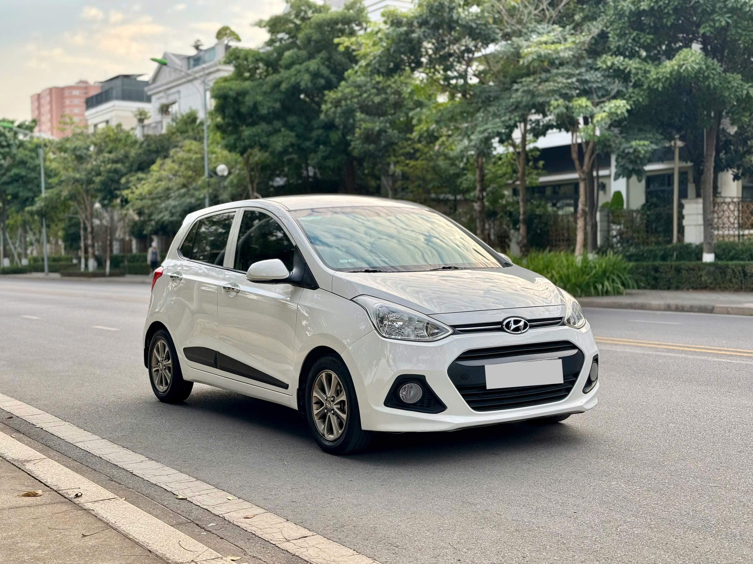 Hyundai I10 1.0AT 2015 màu trắng nhập Ấn