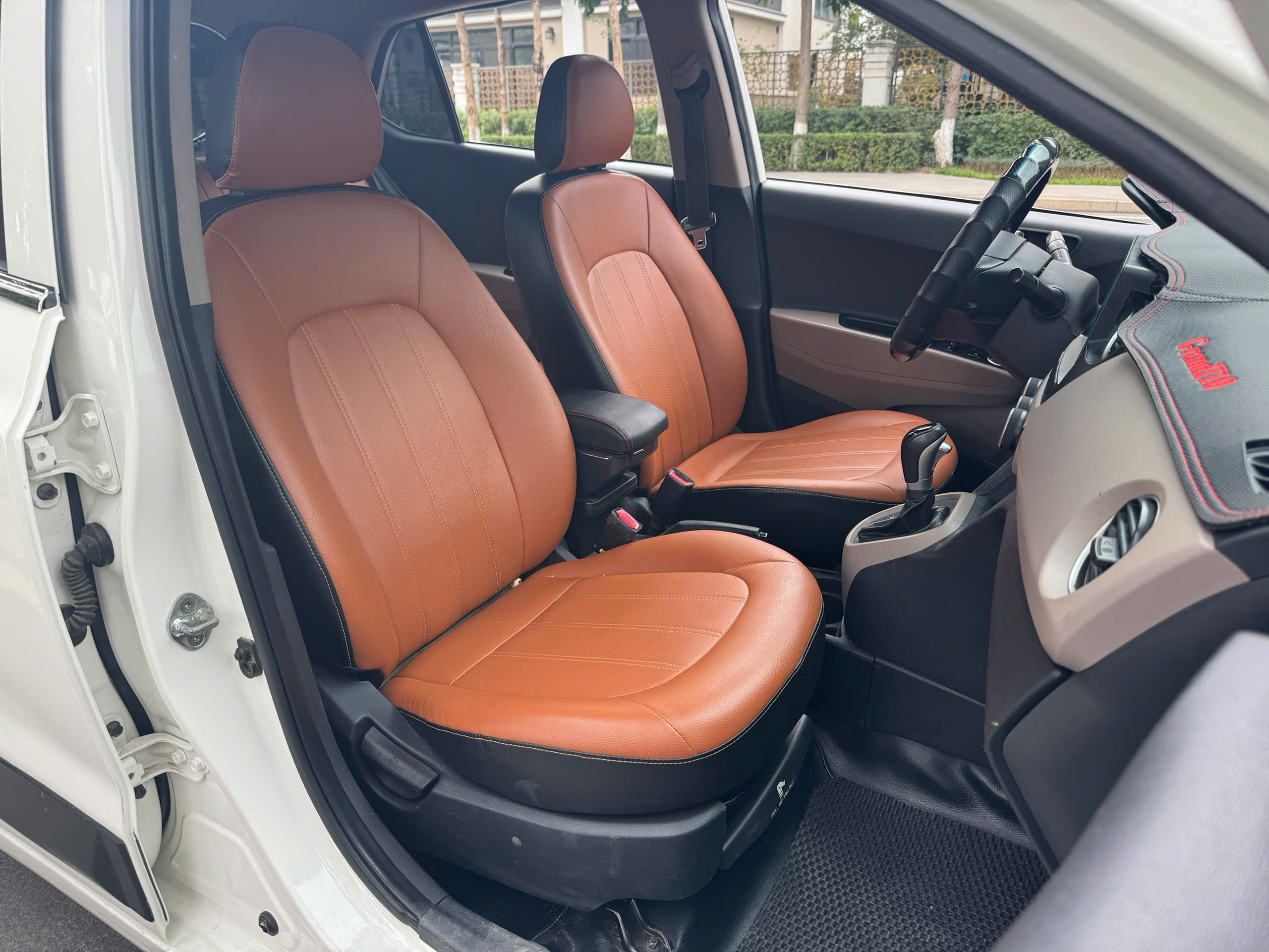 Hyundai I10 1.0AT 2016 màu trắng