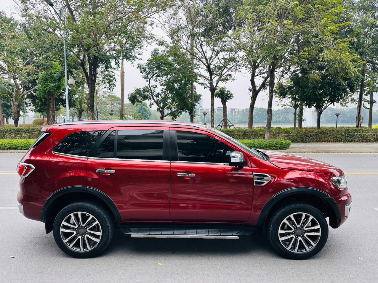 Ford Everest Titanium 2.0L 4x2 AT 2021 màu đỏ