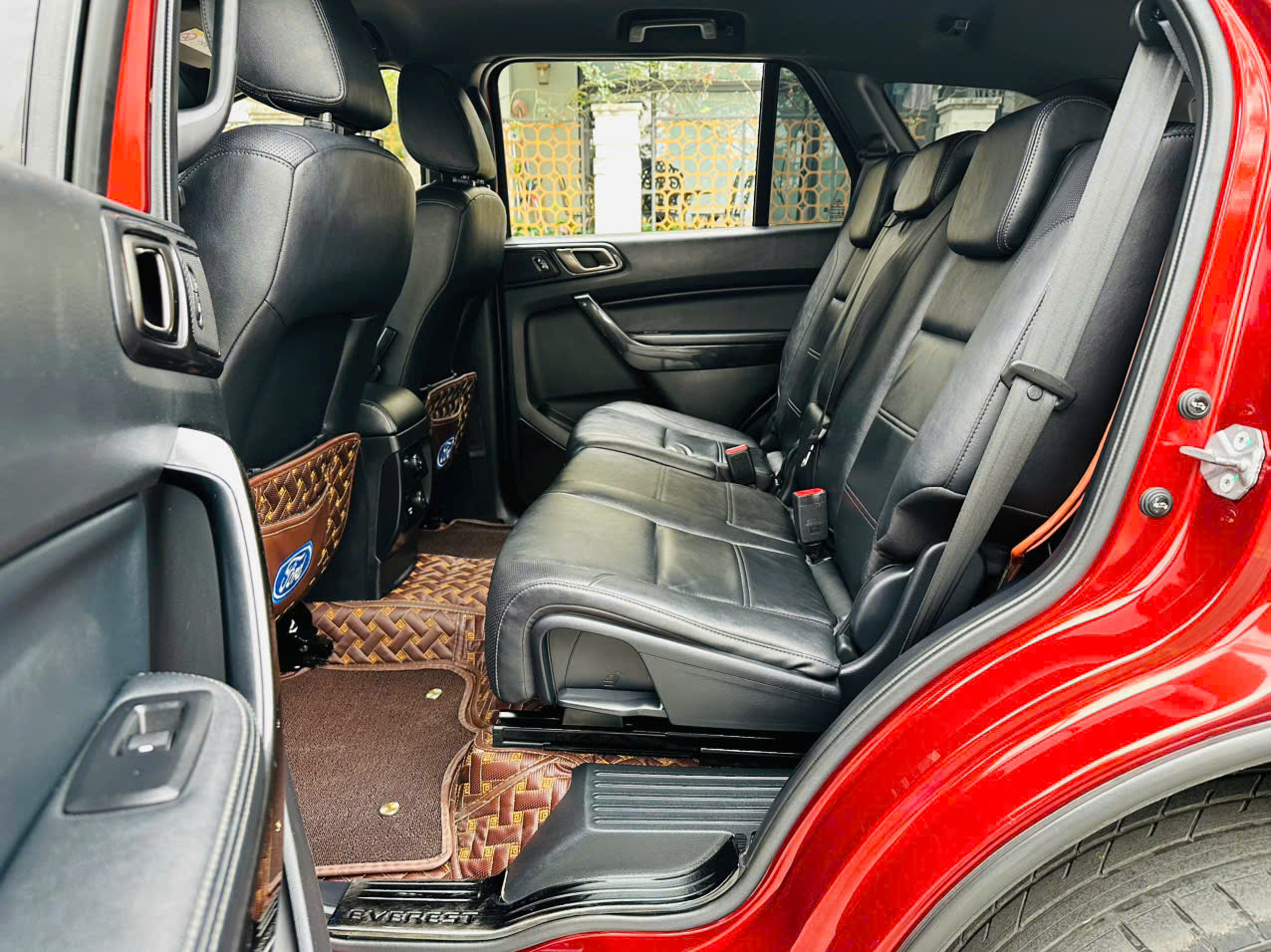 Ford Everest Titanium 2.0L 4x2 AT 2021 màu đỏ