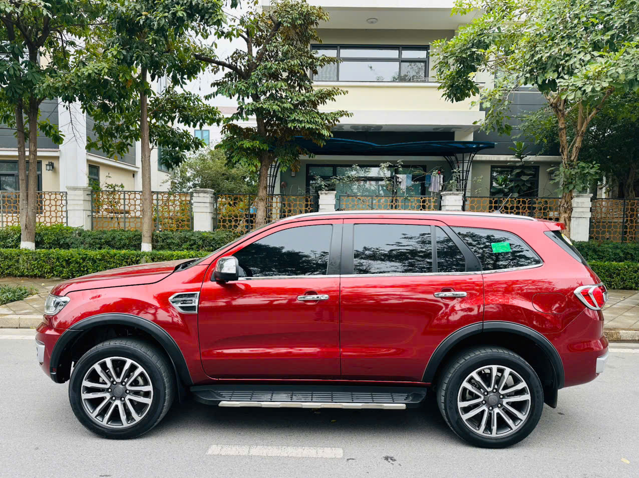 Ford Everest Titanium 2.0L 4x2 AT 2021 màu đỏ