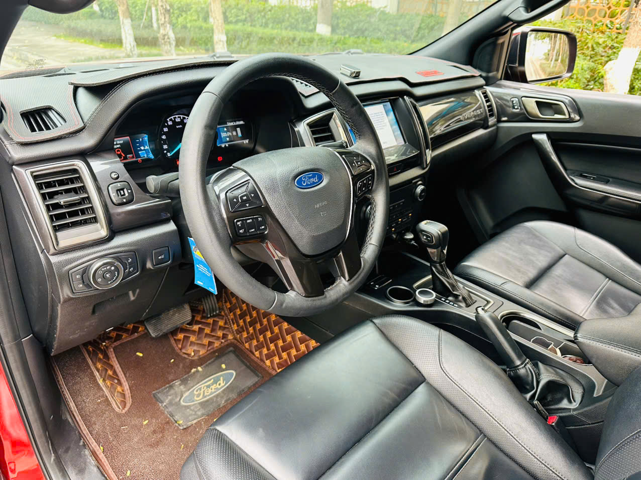 Ford Everest Titanium 2.0L 4x2 AT 2021 màu đỏ