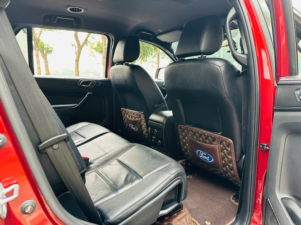 Ford Everest Titanium 2.0L 4x2 AT 2021 màu đỏ