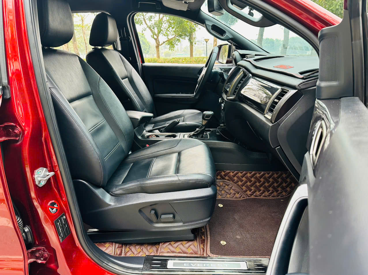 Ford Everest Titanium 2.0L 4x2 AT 2021 màu đỏ