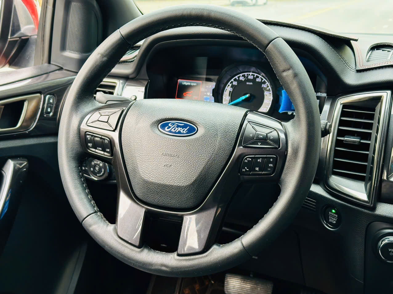 Ford Everest Titanium 2.0L 4x2 AT 2021 màu đỏ