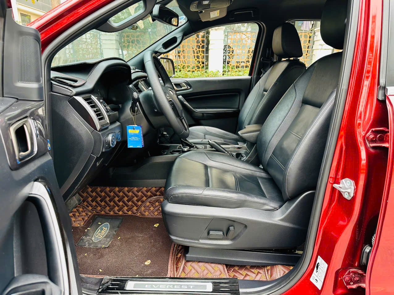 Ford Everest Titanium 2.0L 4x2 AT 2021 màu đỏ