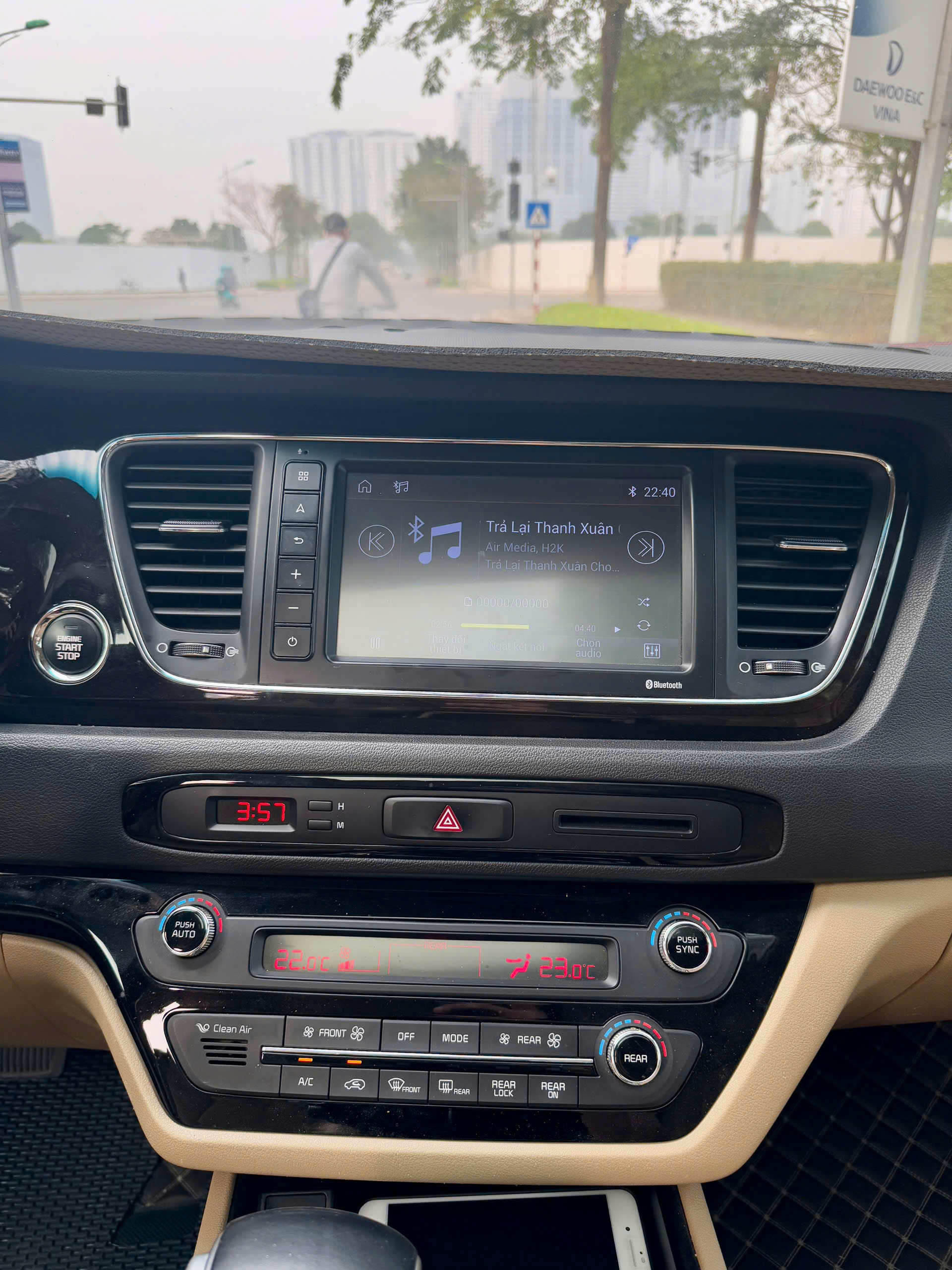 Kia Sedona 2.2 DATH Luxury 2020 màu trắng