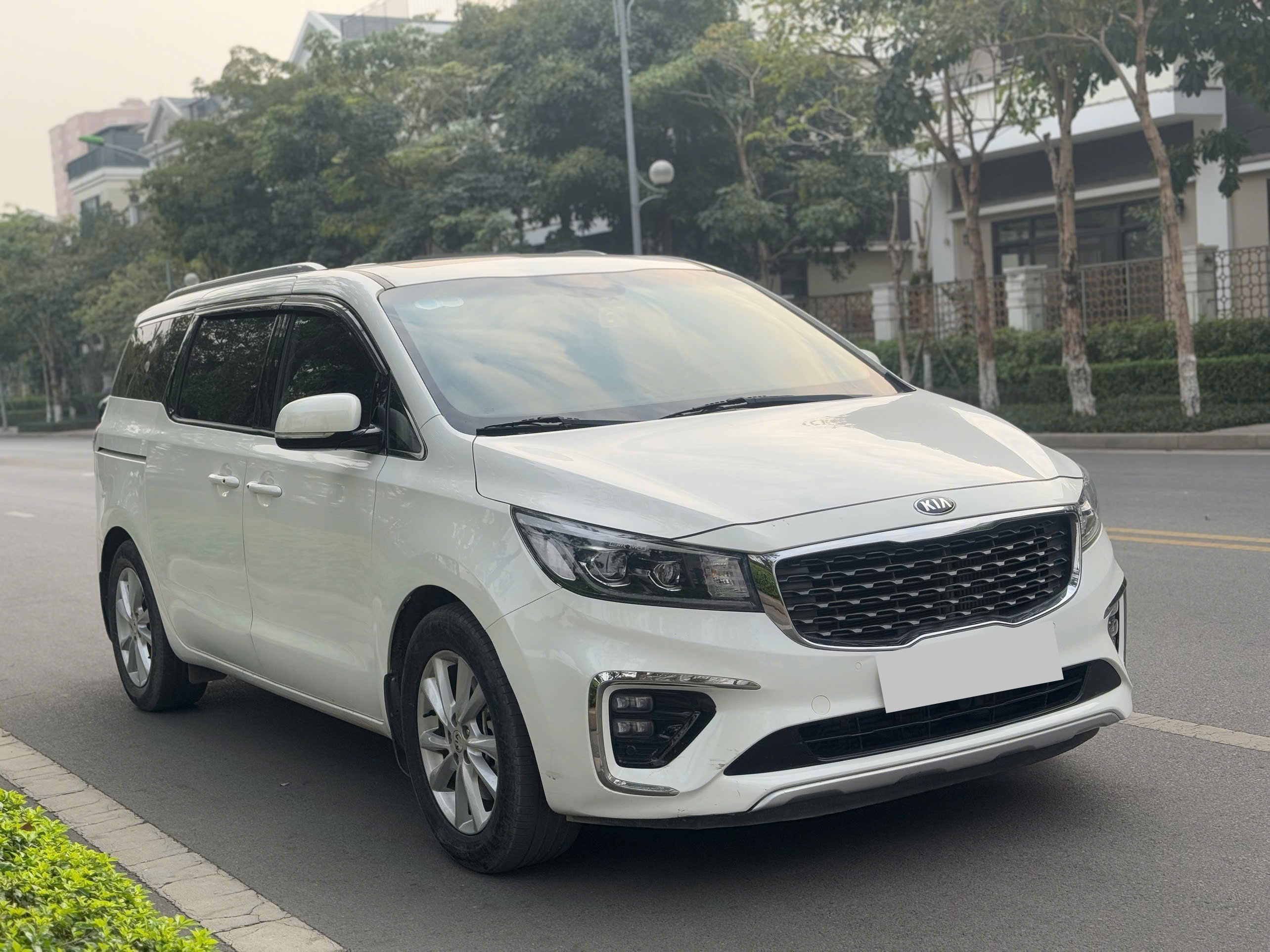 Kia Sedona 2.2 DATH Luxury 2020 màu trắng