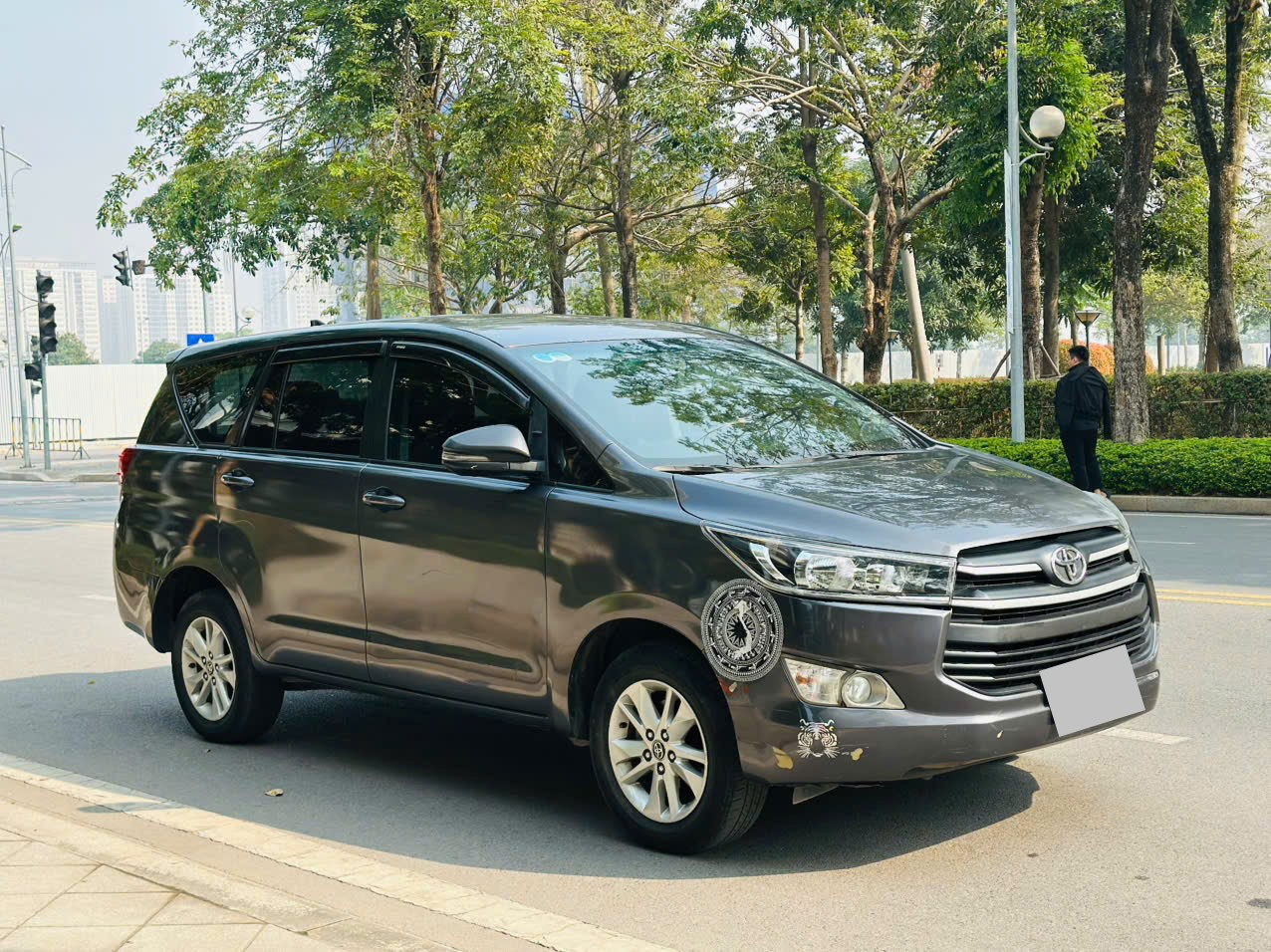 Toyota Innova 2.0E 2020 màu xám 