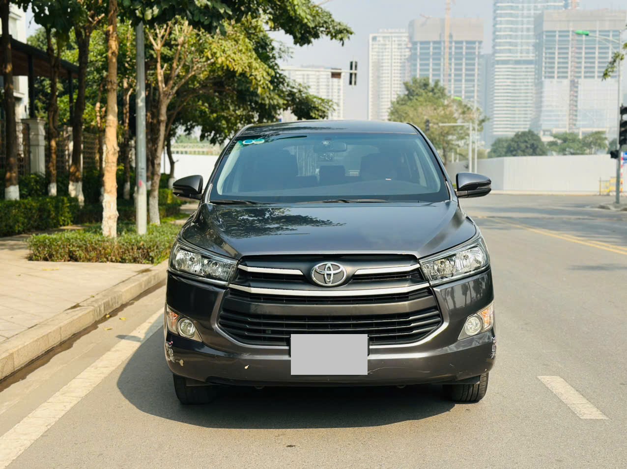 Toyota Innova 2.0E 2020 màu xám 