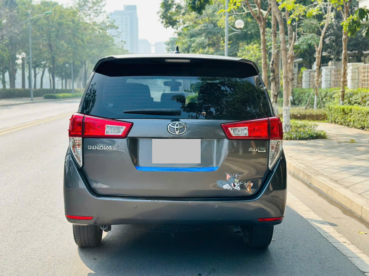 Toyota Innova 2.0E 2020 màu xám 