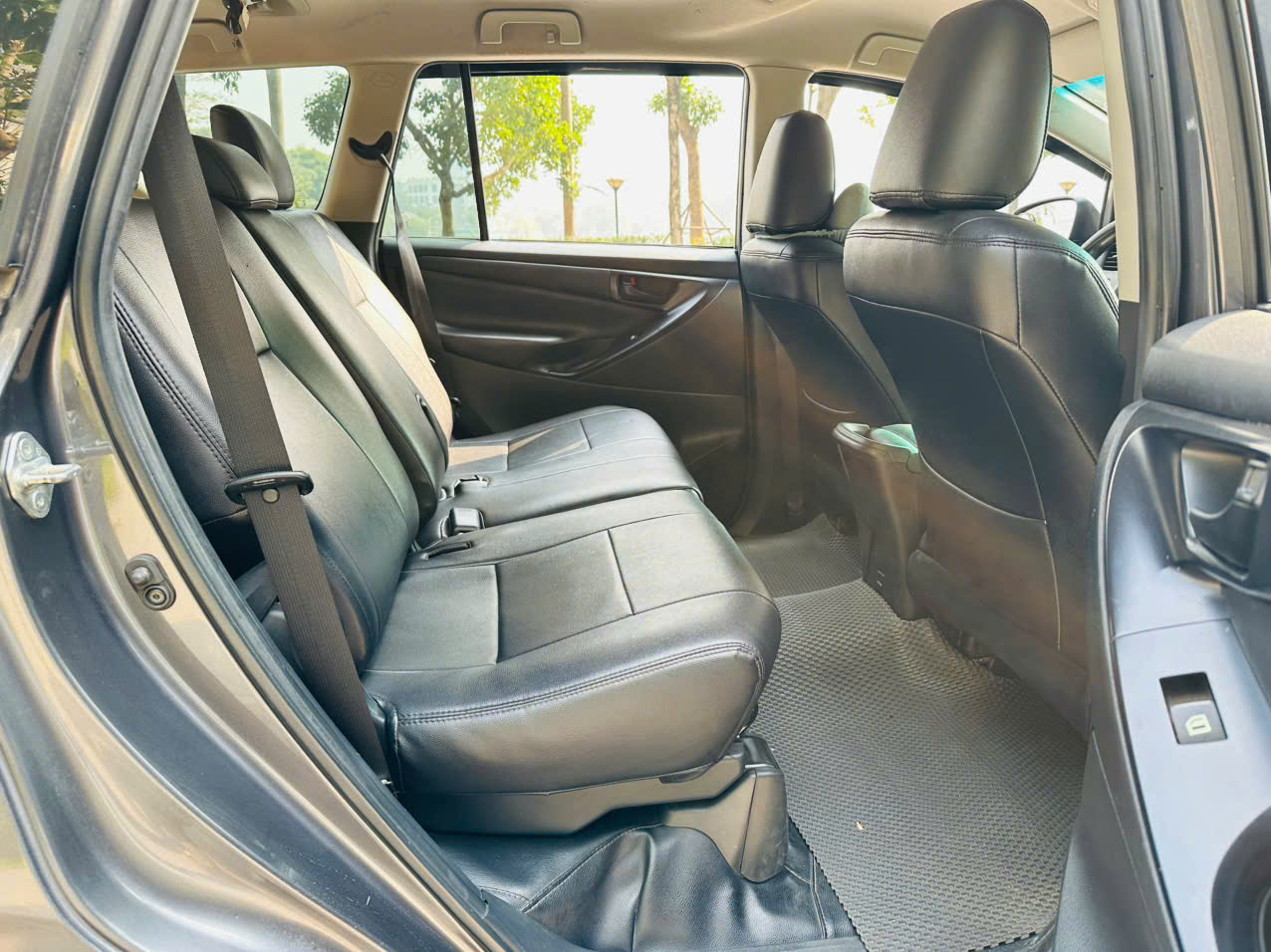 Toyota Innova 2.0E 2020 màu xám 