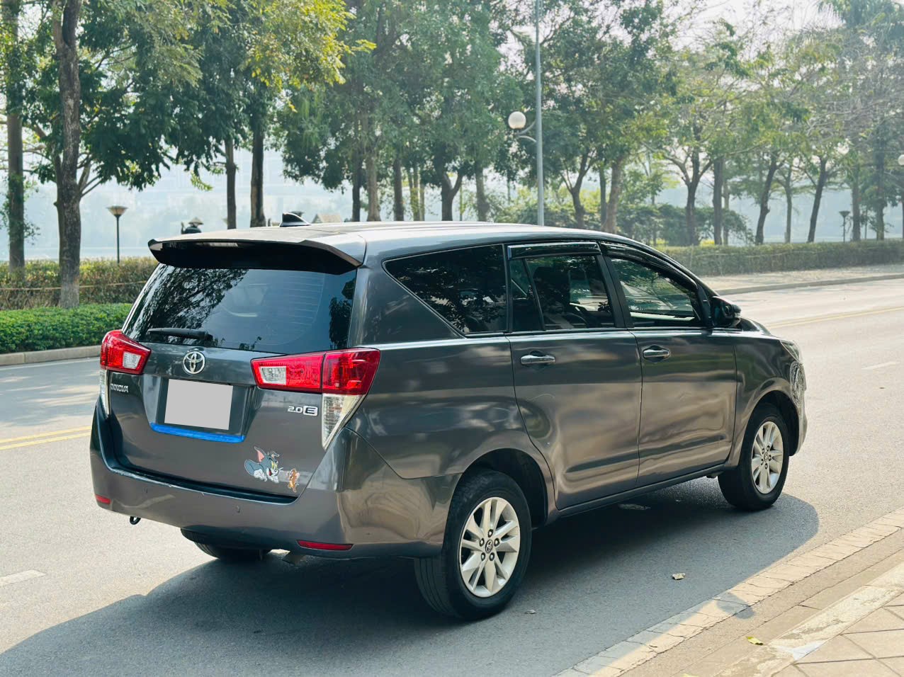 Toyota Innova 2.0E 2020 màu xám 