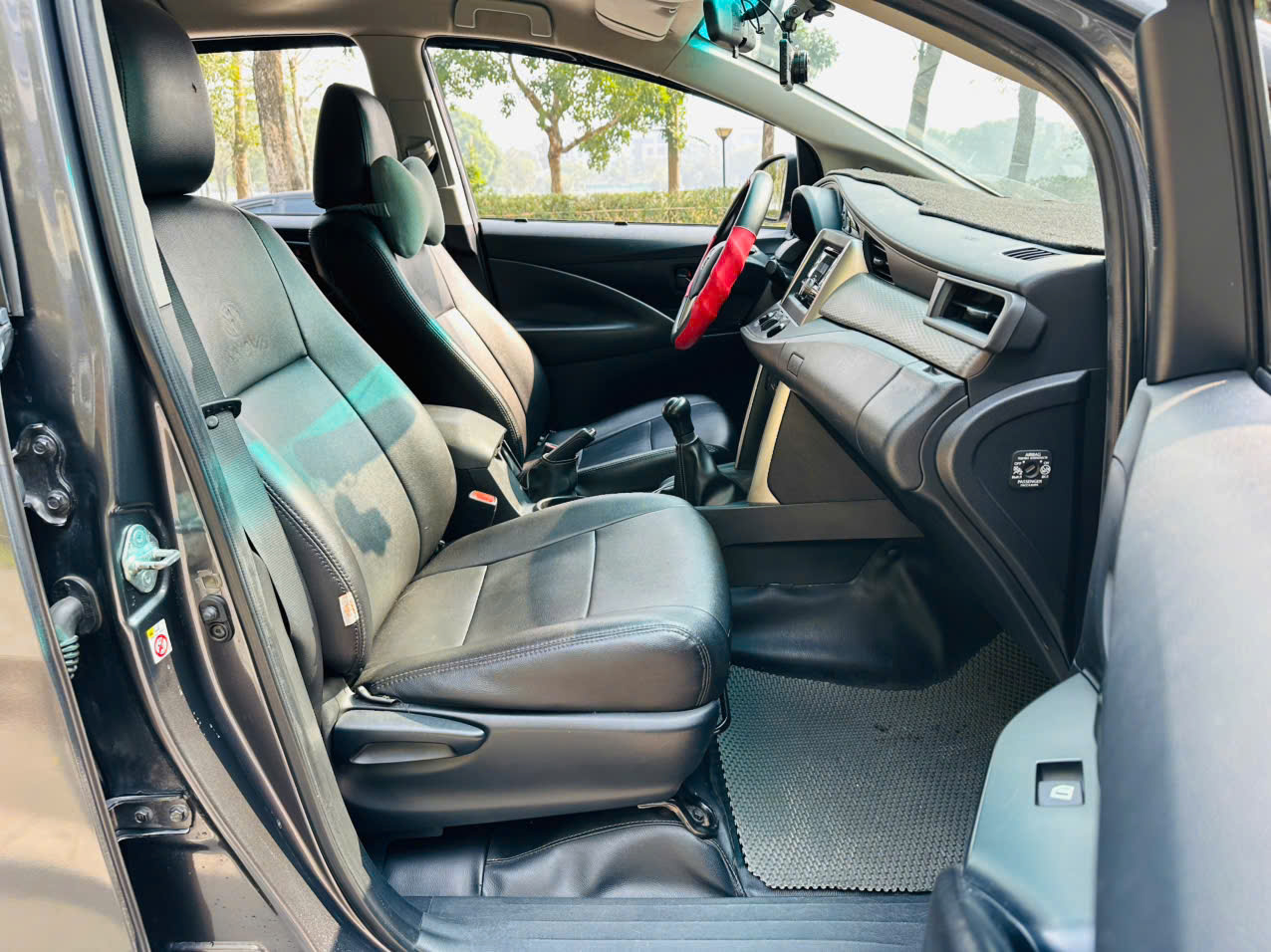 Toyota Innova 2.0E 2020 màu xám 