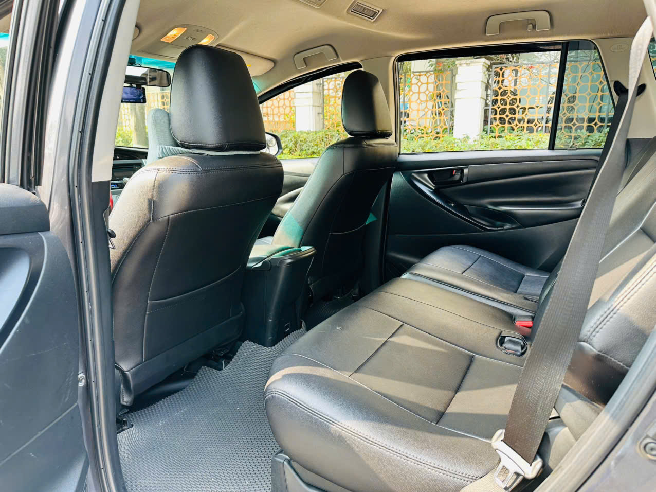 Toyota Innova 2.0E 2020 màu xám 