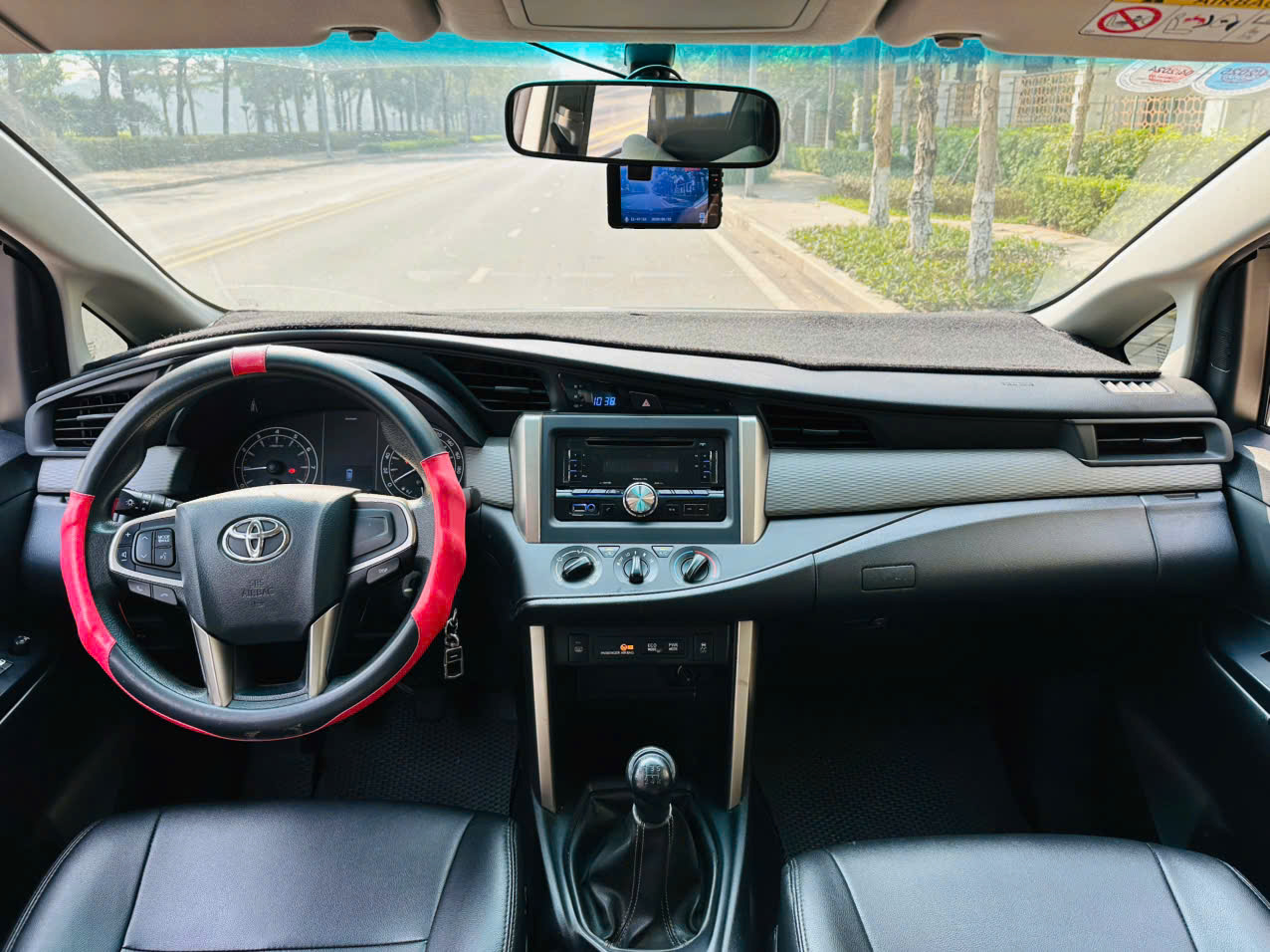 Toyota Innova 2.0E 2020 màu xám 