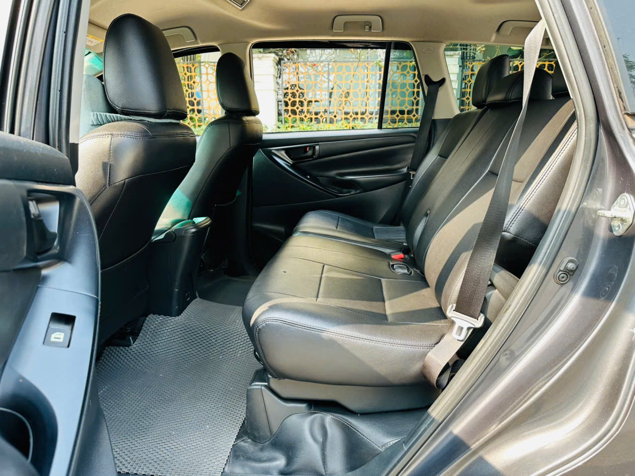 Toyota Innova 2.0E 2020 màu xám 