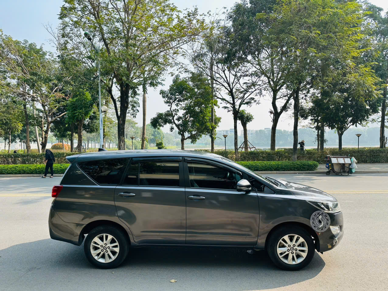 Toyota Innova 2.0E 2020 màu xám 