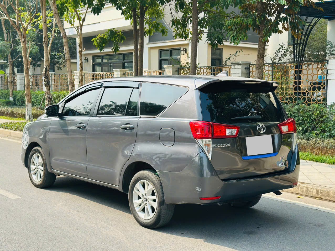 Toyota Innova 2.0E 2020 màu xám 