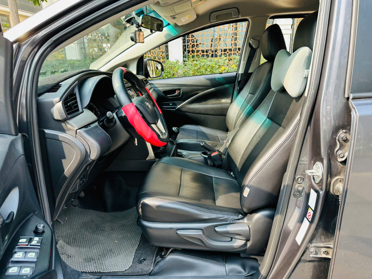 Toyota Innova 2.0E 2020 màu xám 