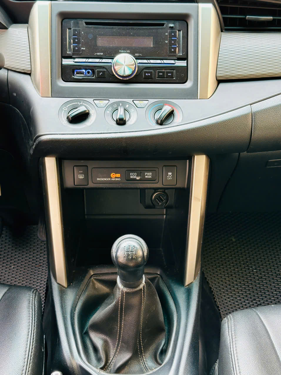 Toyota Innova 2.0E 2020 màu xám 