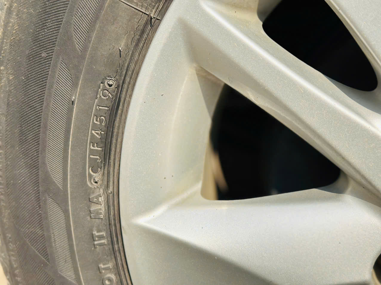 Toyota Innova 2.0E 2020 màu xám 