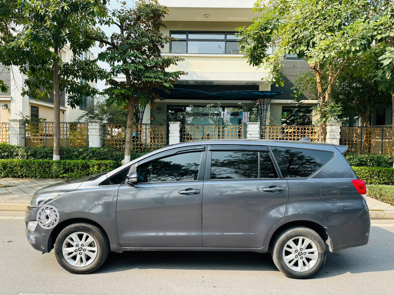 Toyota Innova 2.0E 2020 màu xám 