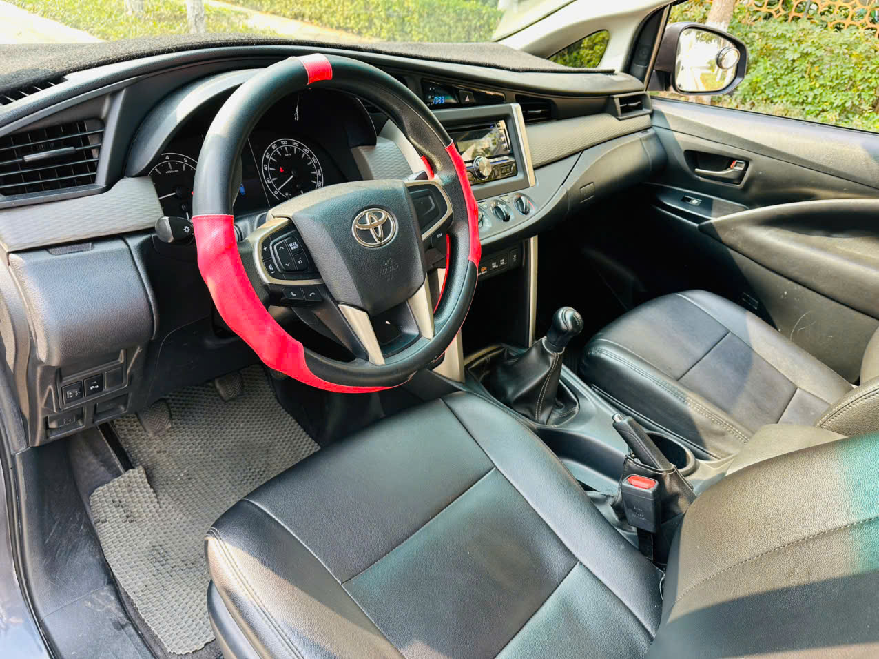 Toyota Innova 2.0E 2020 màu xám 