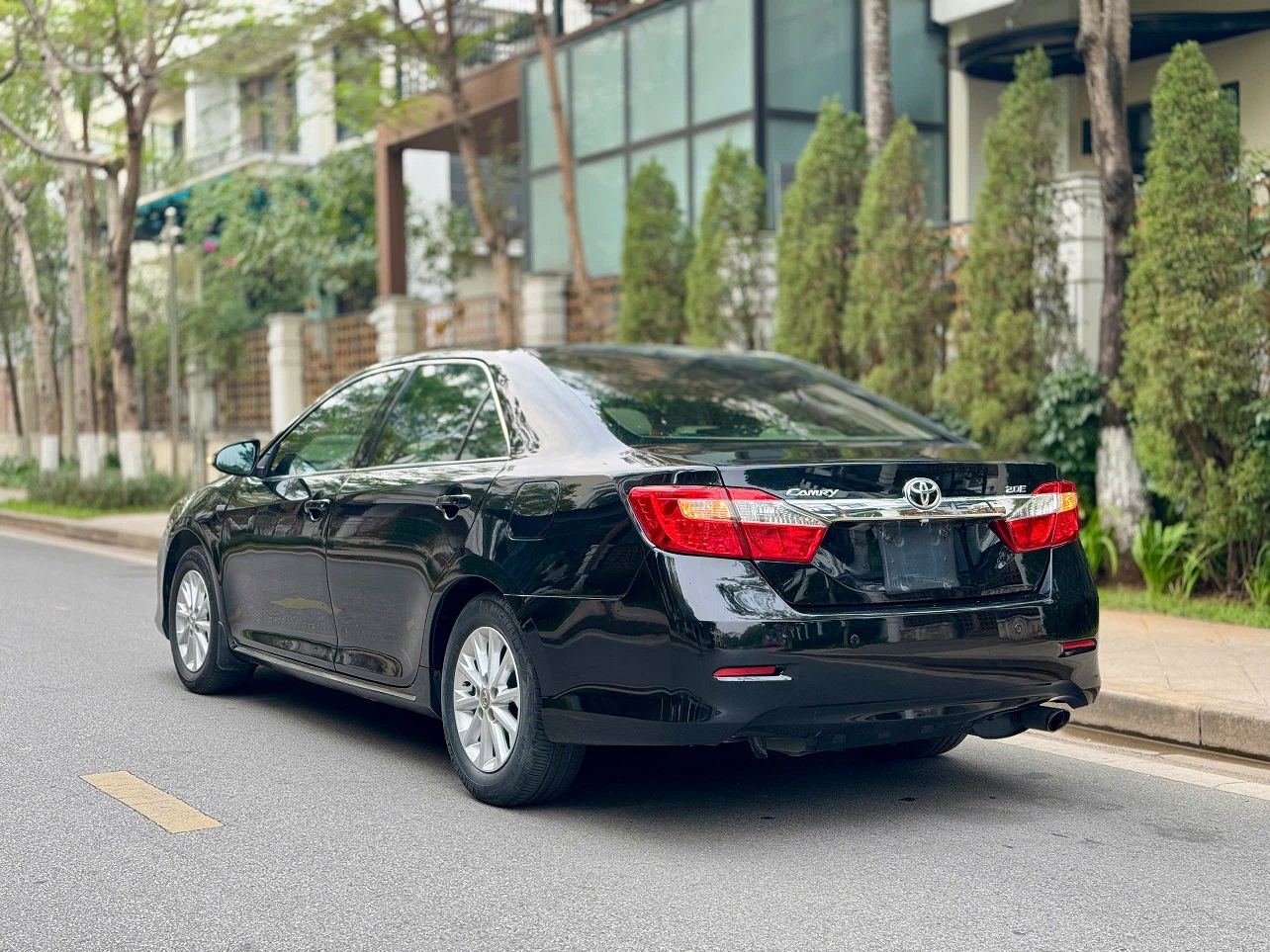 Toyota Camry 2.0E 2012 màu đen