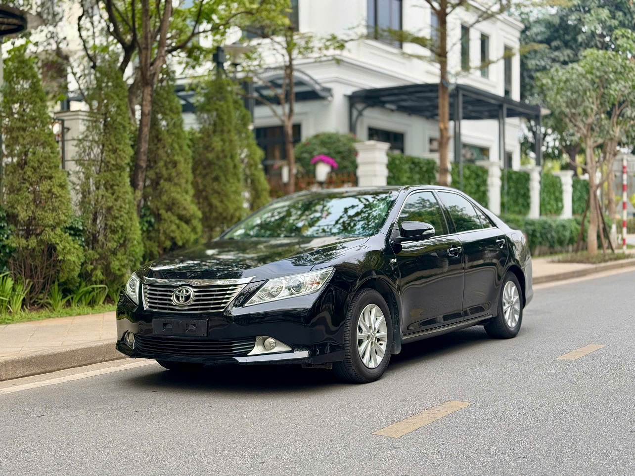 Toyota Camry 2.0E 2012 màu đen