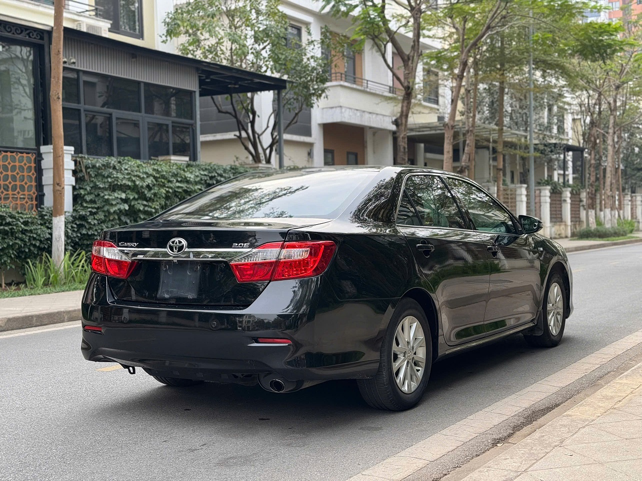 Toyota Camry 2.0E 2012 màu đen
