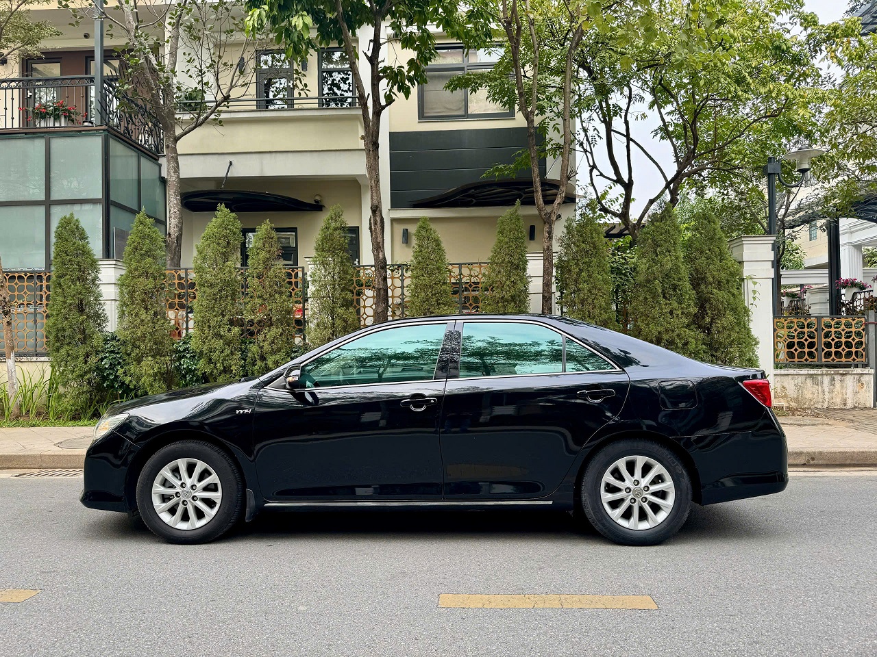 Toyota Camry 2.0E 2012 màu đen