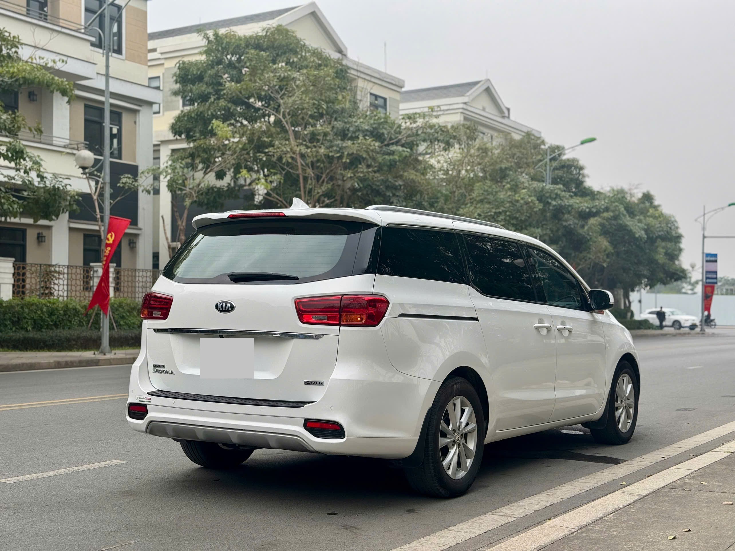 Kia Sedona 2.2 DAT 2019 màu trắng